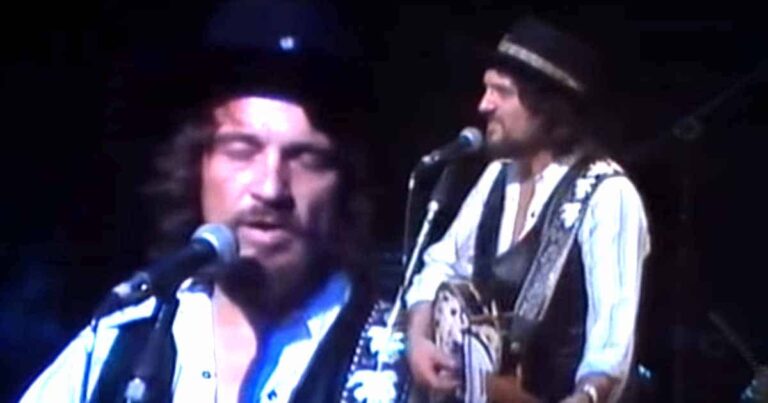 Waylon Jennings Sang About An Unbearable Heartbreak In “Amanda”