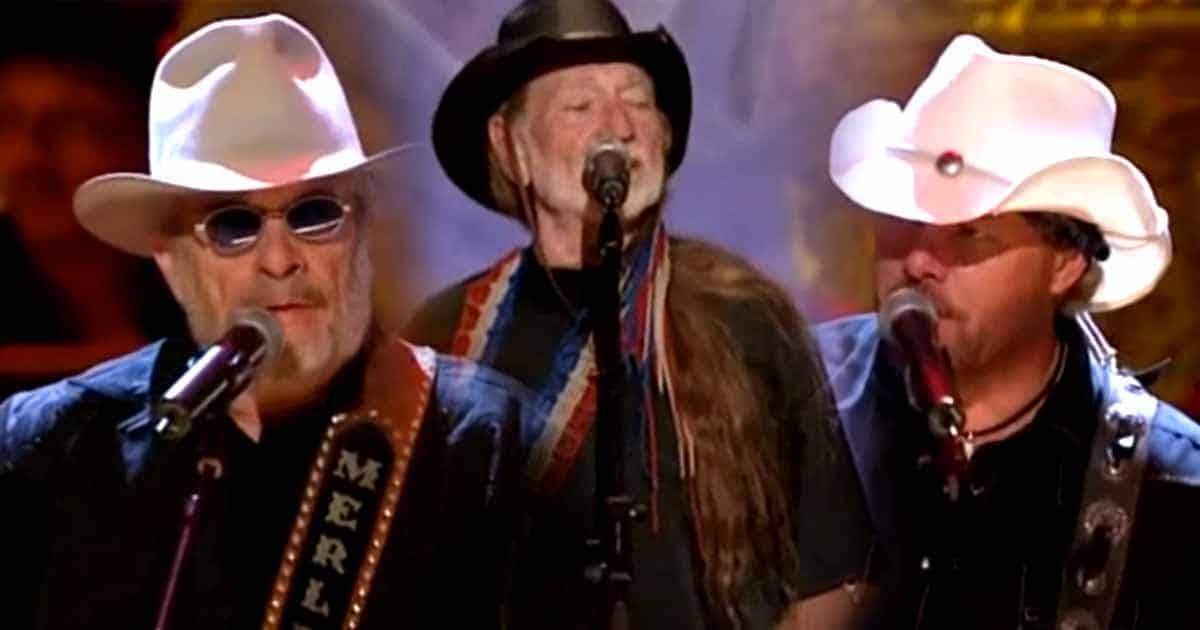 Merle Haggard and Toby Keith Fired Up the Stage with “Mama Tried”