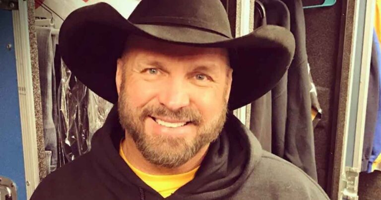 Wow! Garth Brooks is Unrecognizable Without his Hat