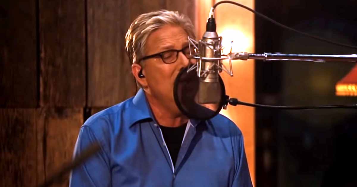 Don Moen Sings "Give Thanks With A Grateful Heart" to the Lord 2