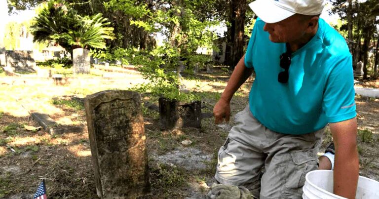 Veterans’ Headstones are Cleaned by 2 Patriotic Florida Men