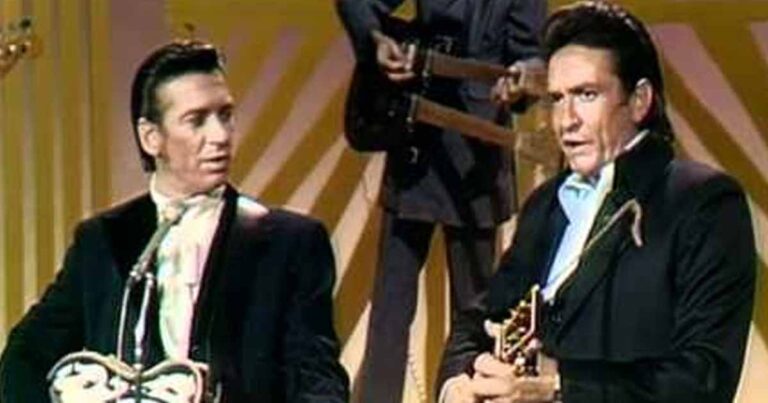 Waylon Jennings Shows Off Amazing Guitar Skills at The Johnny Cash Show