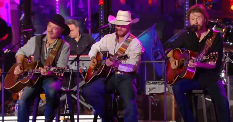 Brooks and Dunn Delivers an Amazing Performance at the CMT Crossroads