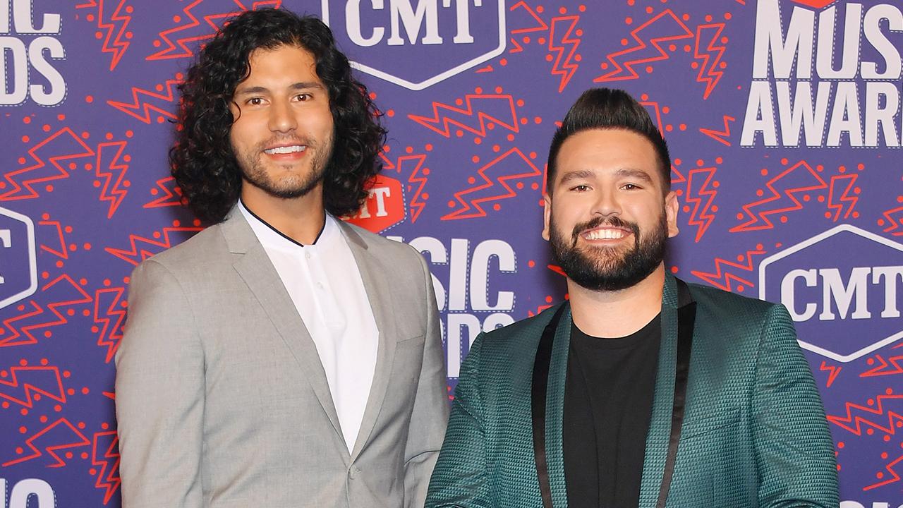 teen choice award 2019 dan and shay speechless