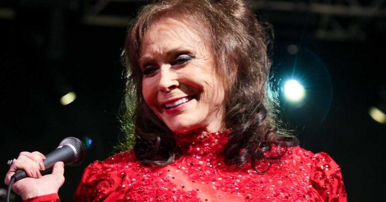 Loretta Lynn Receives Lifetime Achievement Award in Nashville