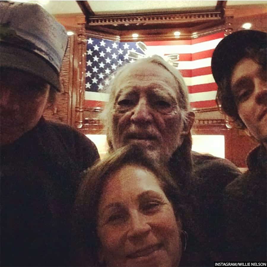 annie d'angelo and willie nelson with kids