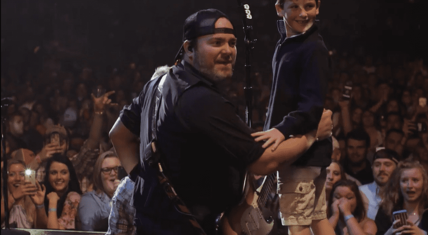 Sweet Surprise! Lee Brice's Sons Climbed On Stage While Singer Performs "Boy" 1