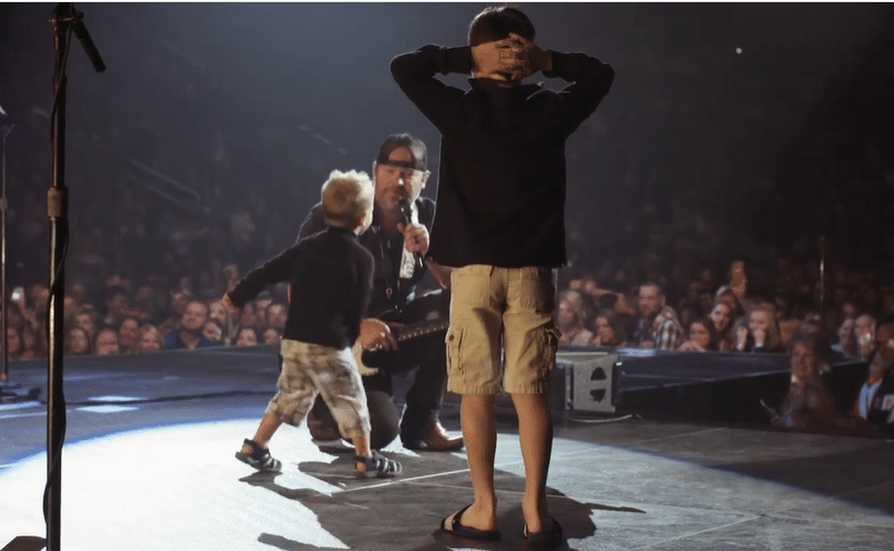 Sweet Surprise! Lee Brice's Sons Climbed On Stage While Singer Performs "Boy" 2