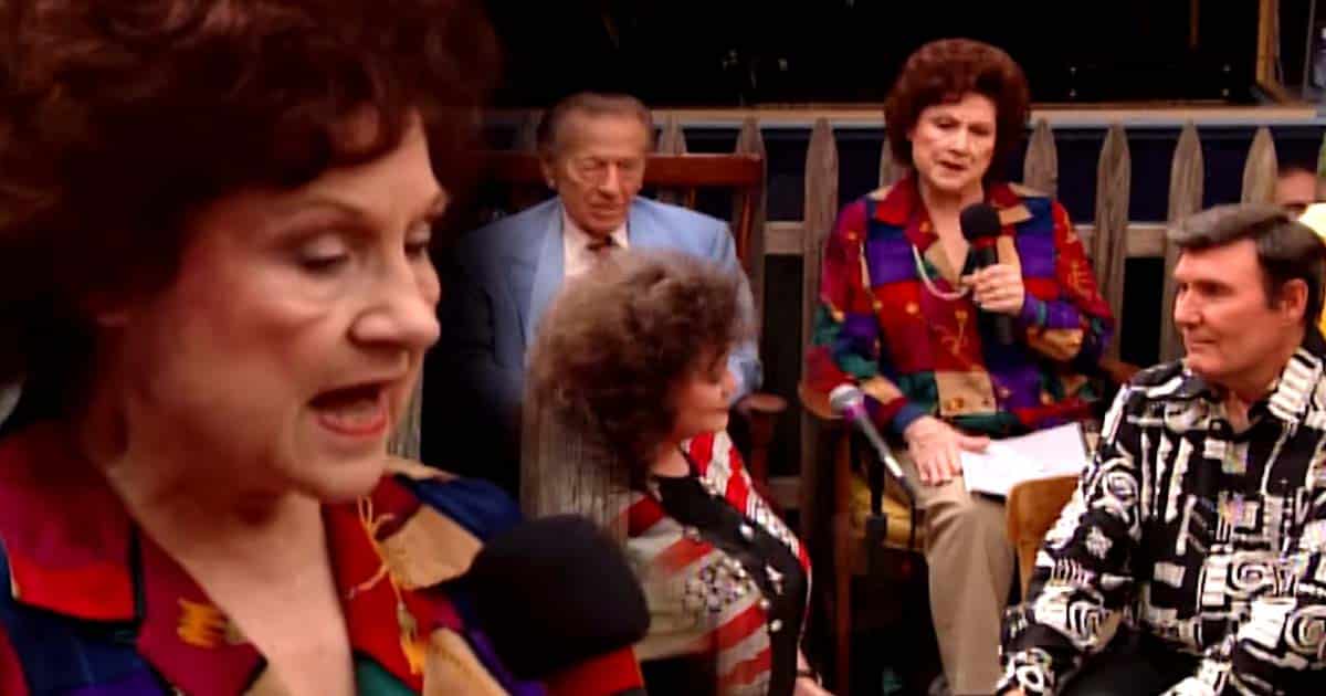 Kitty Wells’ Song “Honky Tonk Angels” Gets Standing “Salute” From Female Peers