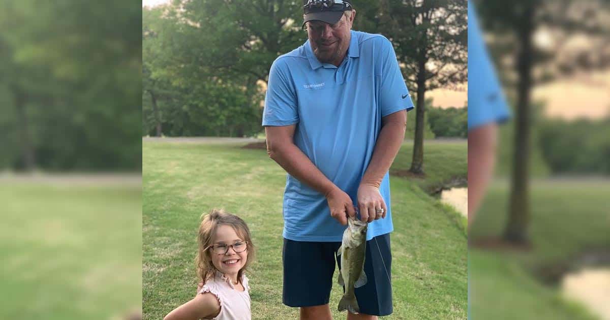 Toby Keith Teaches Granddaughter How To Fish