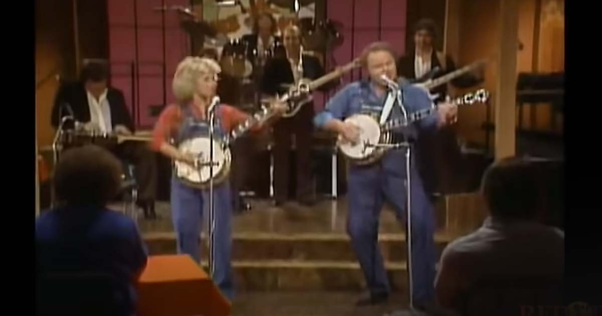 Roy Clark & Barbara Mandrell Show Off Banjo-Pickin’ Skills On ‘Hee Haw’