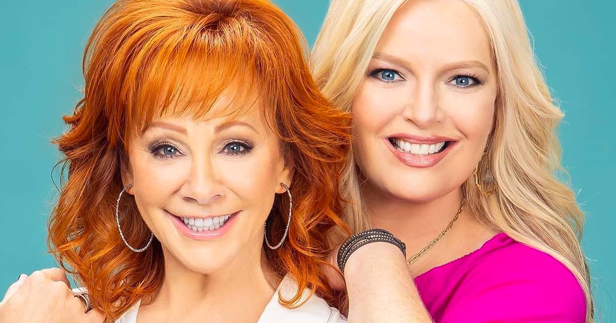 Barbra Jean Drags Reba On Stage To Sing Dolly Parton’s “9 To 5”