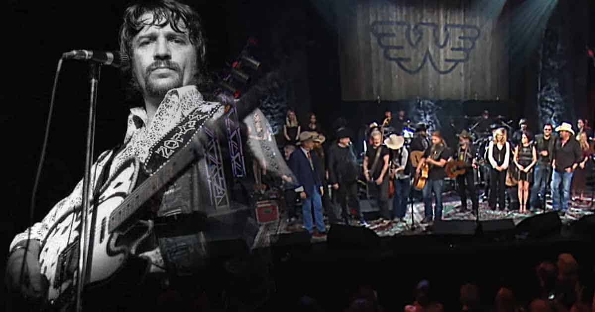 Country Artists Join Forces & Sing Waylon Jennings’ “Luckenbach, Texas” At 2015 Concert