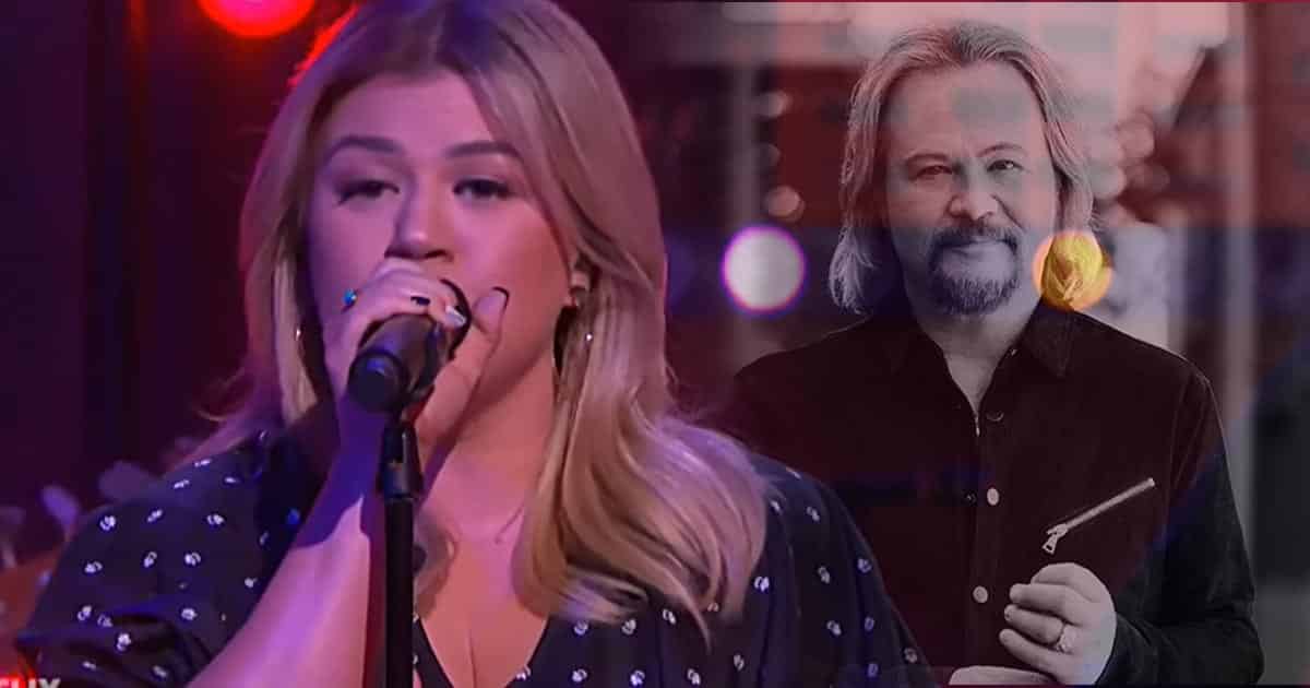 Kelly Clarkson Goes 90s Country For “Kellyoke,” Sings Travis Tritt’s “Here’s A Quarter”