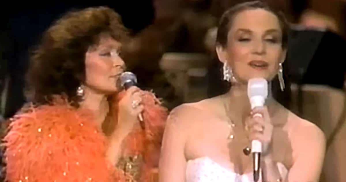 Loretta Lynn & Crystal Gayle Sing Medley Of Their Songs With Boston Pops Orchestra