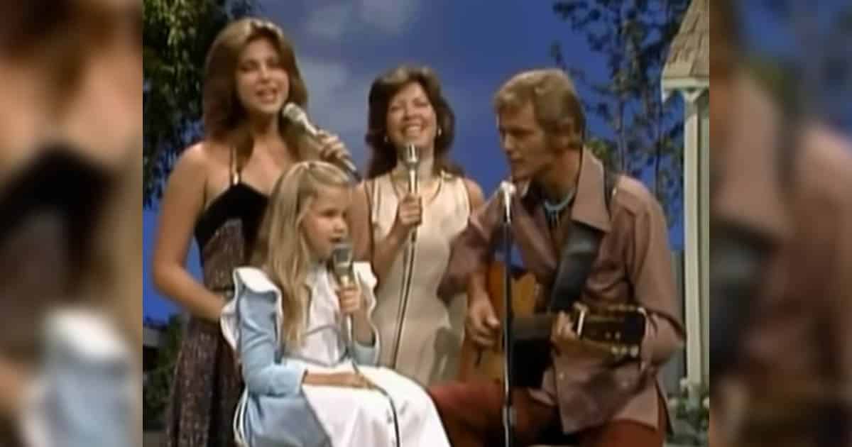 Jerry Reed Joins Wife & Daughters To Sing ‘This Little Light Of Mine’ In Undated Clip