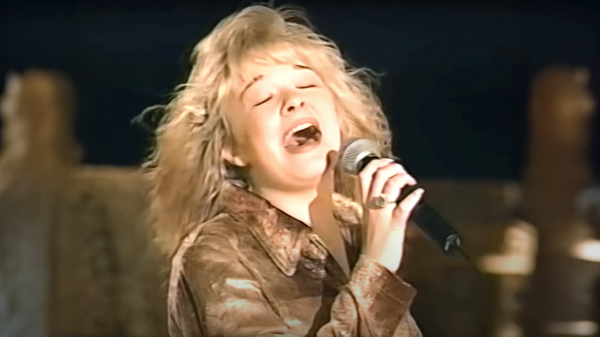 Young LeAnn Rimes performing “Unchained Melody” with powerful vocals, proving her prodigy status at just 14 years old.