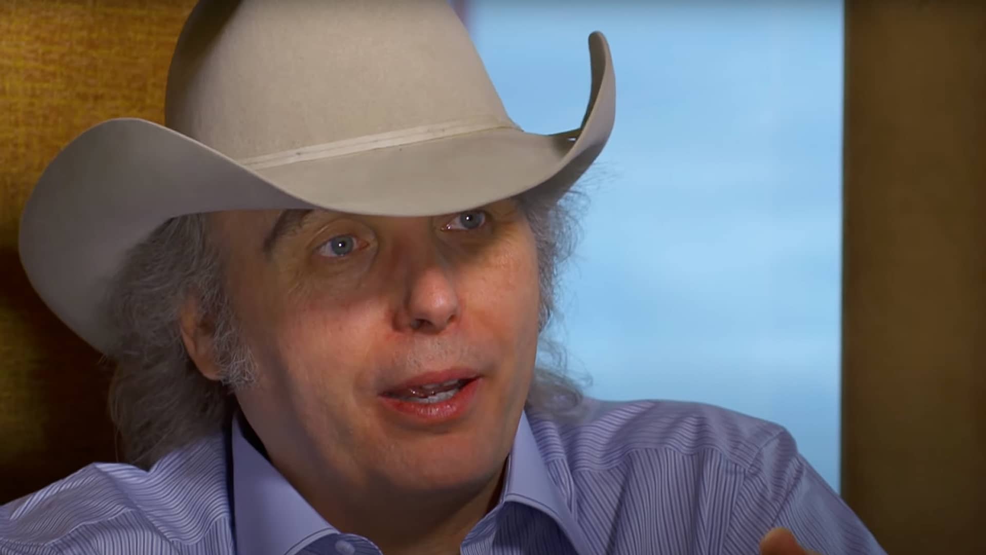 Dwight Yoakam speaks candidly in an interview, wearing his signature cowboy hat, reflecting on how Nashville’s rejection fueled his rise as a honky-tonk rebel who redefined real country.