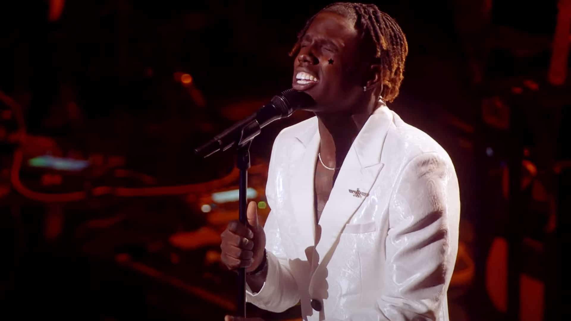 Jamal Roberts delivers a soulful performance of “Tennessee Whiskey” on American Idol, blending gospel, country, and R&B to bring the judges to their feet.