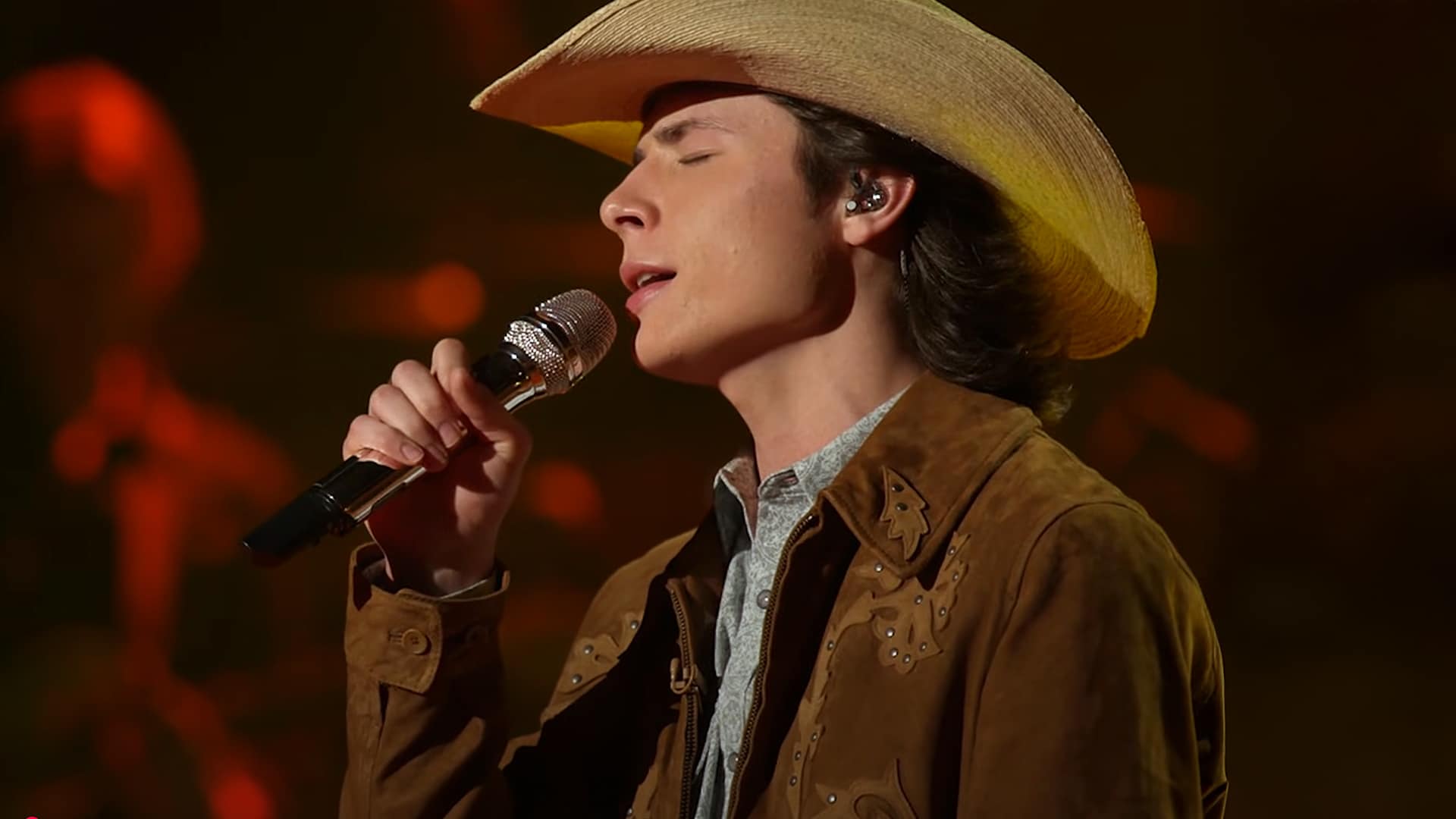 John Foster performs Randy Travis’ “I Told You So” on American Idol, eyes closed in emotion as he channels the soul of classic country.