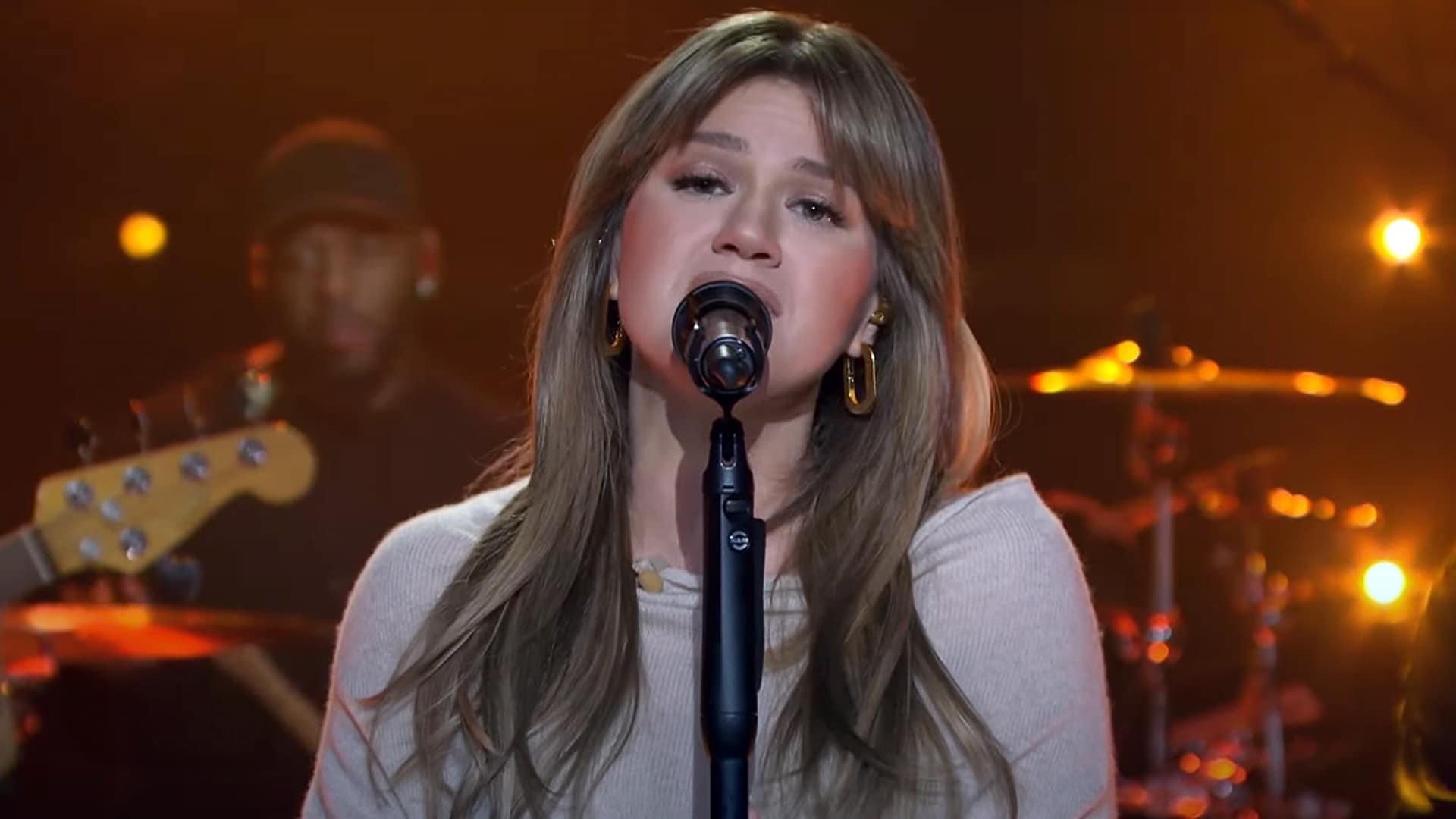 Kelly Clarkson delivers a soul-stirring performance of Kacey Musgraves’ “Follow Your Arrow,” transforming the country anthem into a personal power statement during her Kellyoke segment.