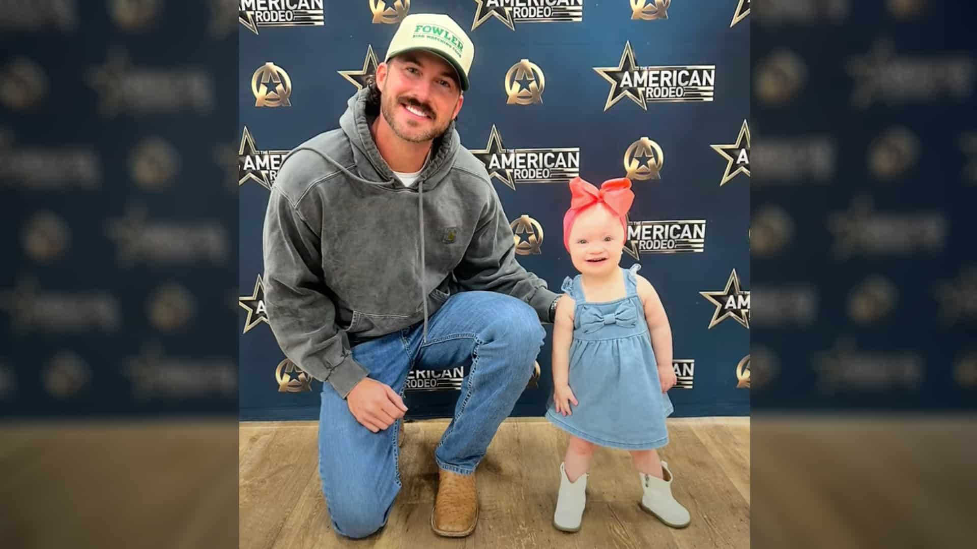 Country star Riley Green kneels beside 2-year-old fan Hadley during a heartwarming meet-and-greet at The American Rodeo in Texas.
