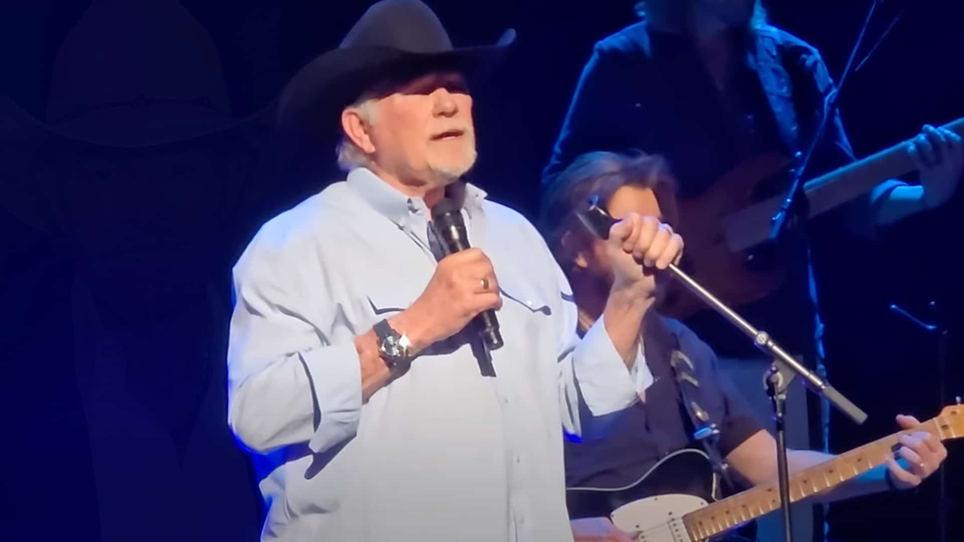 Terry Bradshaw sings “Don’t Let the Old Man In” onstage at a Brooks & Dunn concert as a tribute to his late friend Toby Keith.