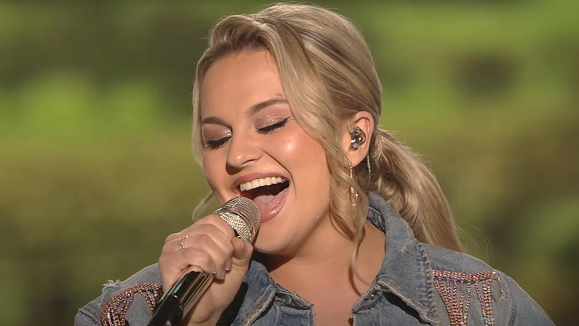 Breanna Nix passionately sings Martina McBride’s “Independence Day” on American Idol, securing her spot in the Top 7 despite a brief slip in lyrics.