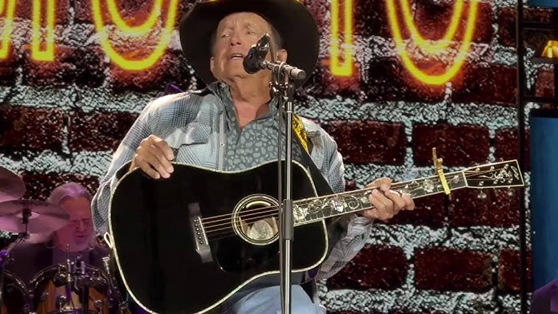 George Strait sits and performs mid-show after a back injury, reassuring fans with resilience and honesty during his stadium tour stop in Philadelphia.