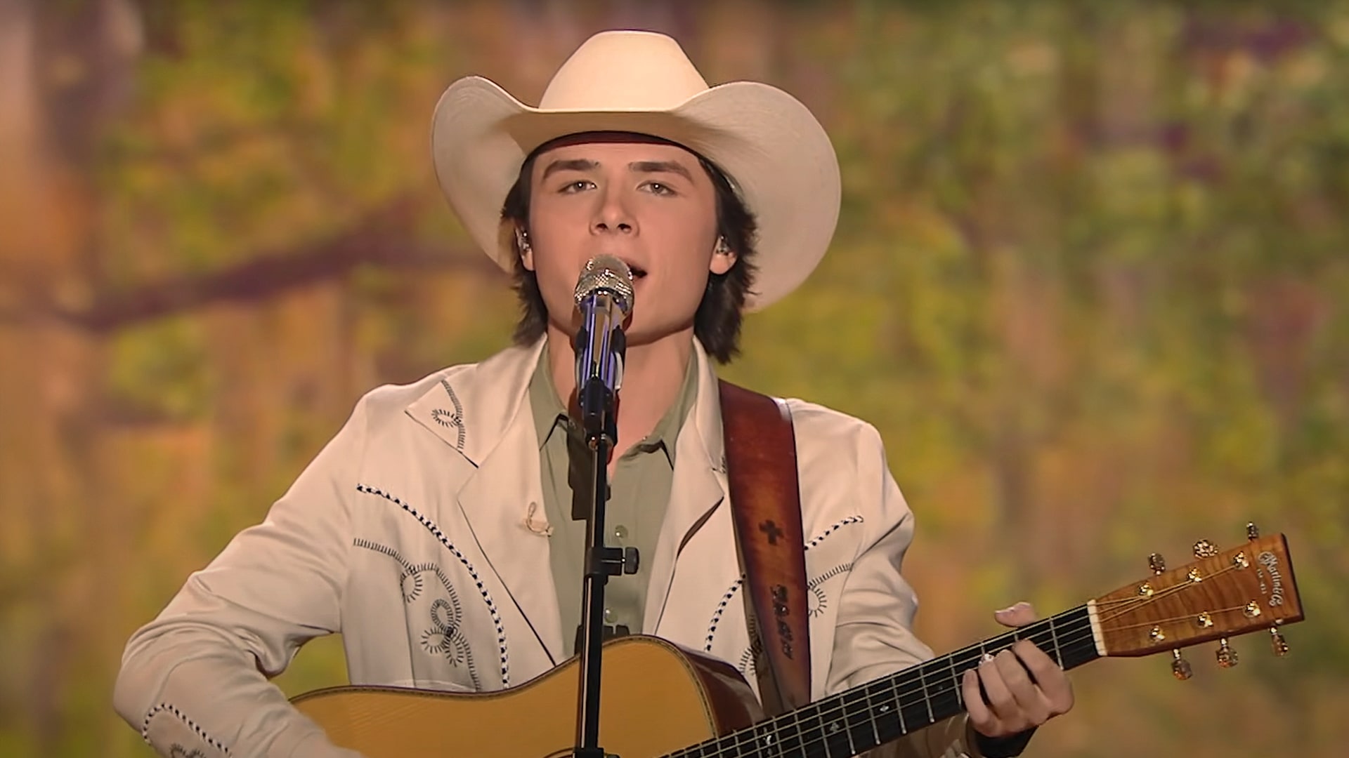 John Foster Honors John Denver With a Stirring “Take Me Home, Country  Roads” Performance on Idol