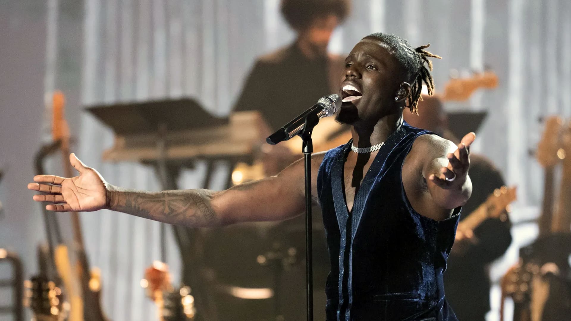 Jamal Roberts passionately sings during the American Idol 2025 finale, where his soulful performance ultimately earned him the crown over runner-up John Foster.