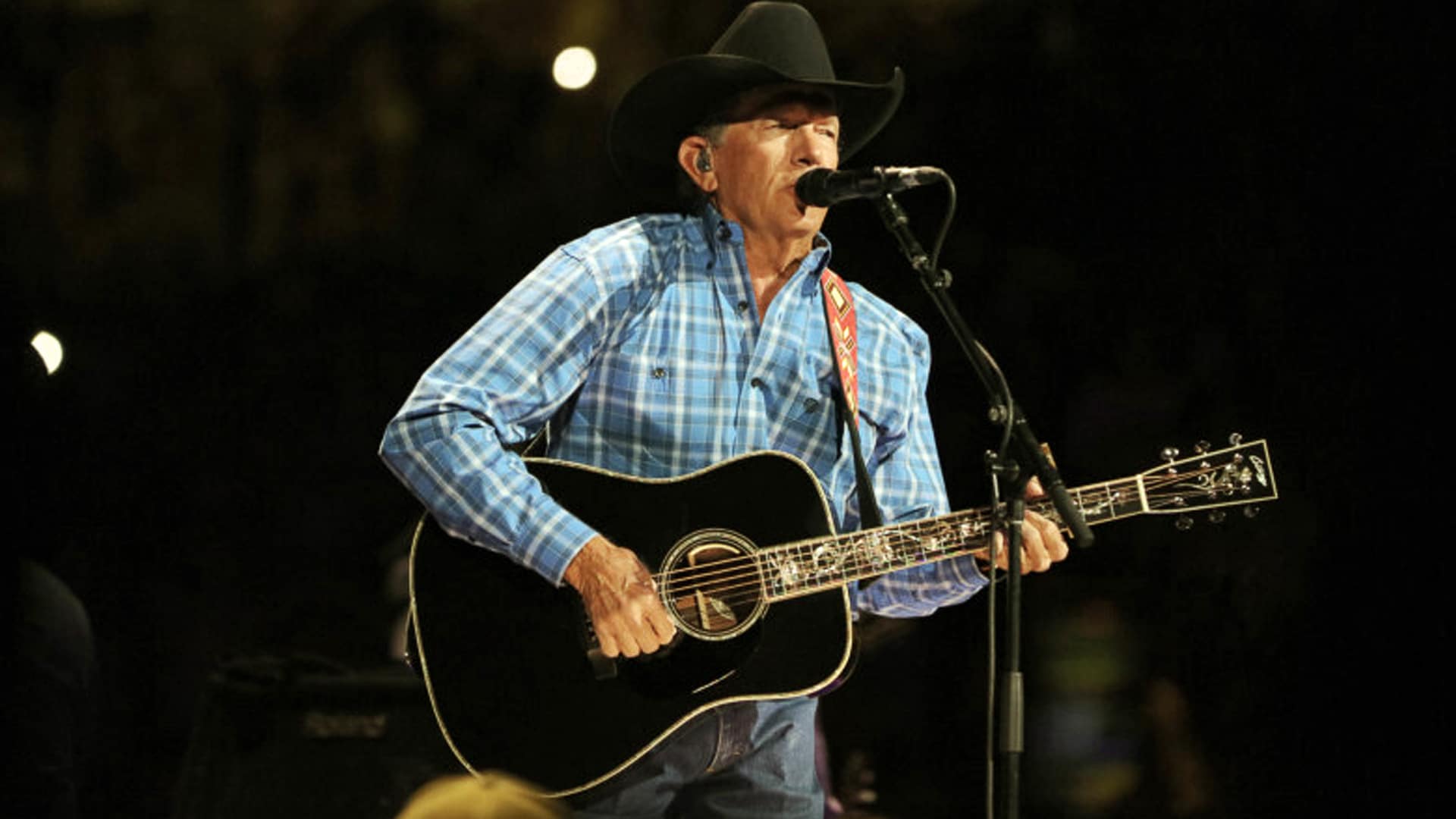 George Strait performs “The Fireman” live at Acrisure Stadium in a blazing tribute to real country music.