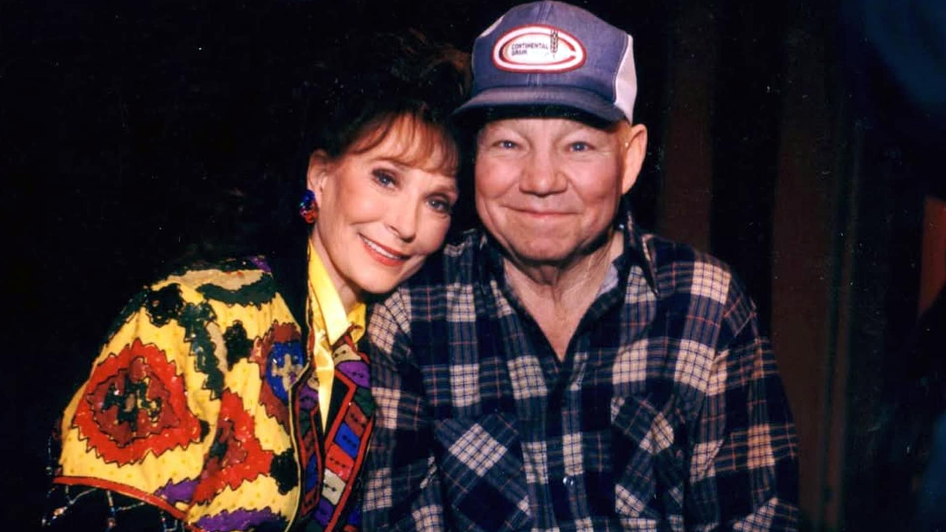 Loretta Lynn smiles beside husband Doo Lynn in a warm throwback. Two legends in one frame, both tougher than they look.
