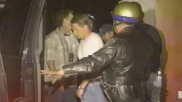 Grainy footage captures the chaotic aftermath of Kenny Chesney’s infamous police horse incident—with officers and onlookers crowding the scene after Tim McGraw reportedly got involved in a wild attempt to help his buddy out.