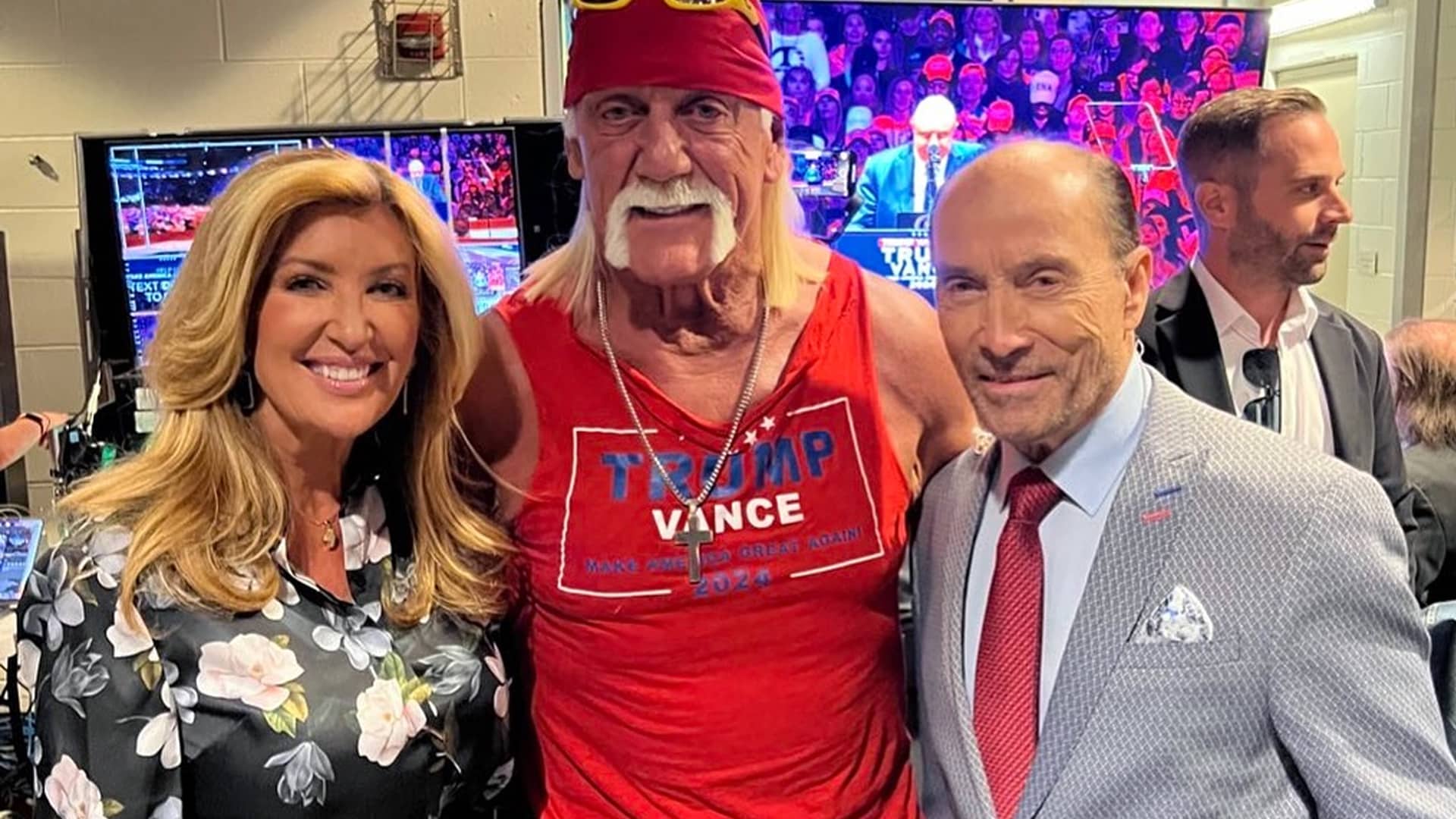 Lee Greenwood stands with Hulk Hogan backstage, showing unity and patriotism as country singers honor Hogan’s legacy with emotional tributes after his death.