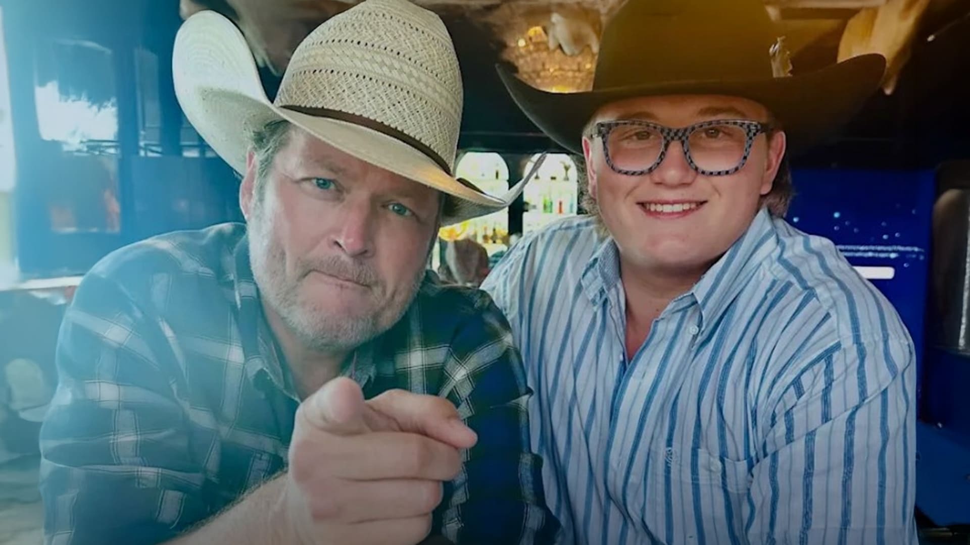 Blake Shelton poses proudly with Zuma Rossdale, who’s following his passion for traditional country music with strong family support.