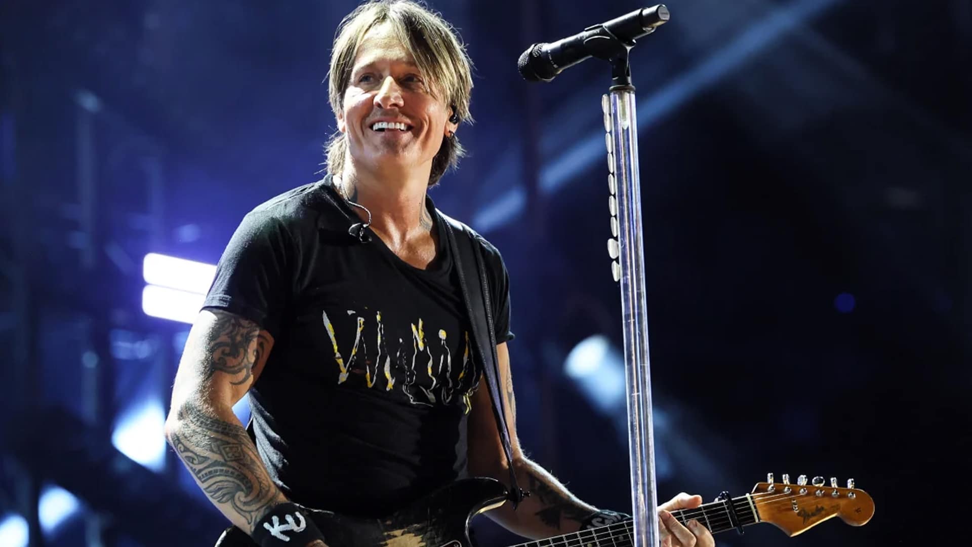 Keith Urban smiles on stage in Akron, Ohio, where he made a heartfelt gesture for a blind fan that moved the audience to tears.