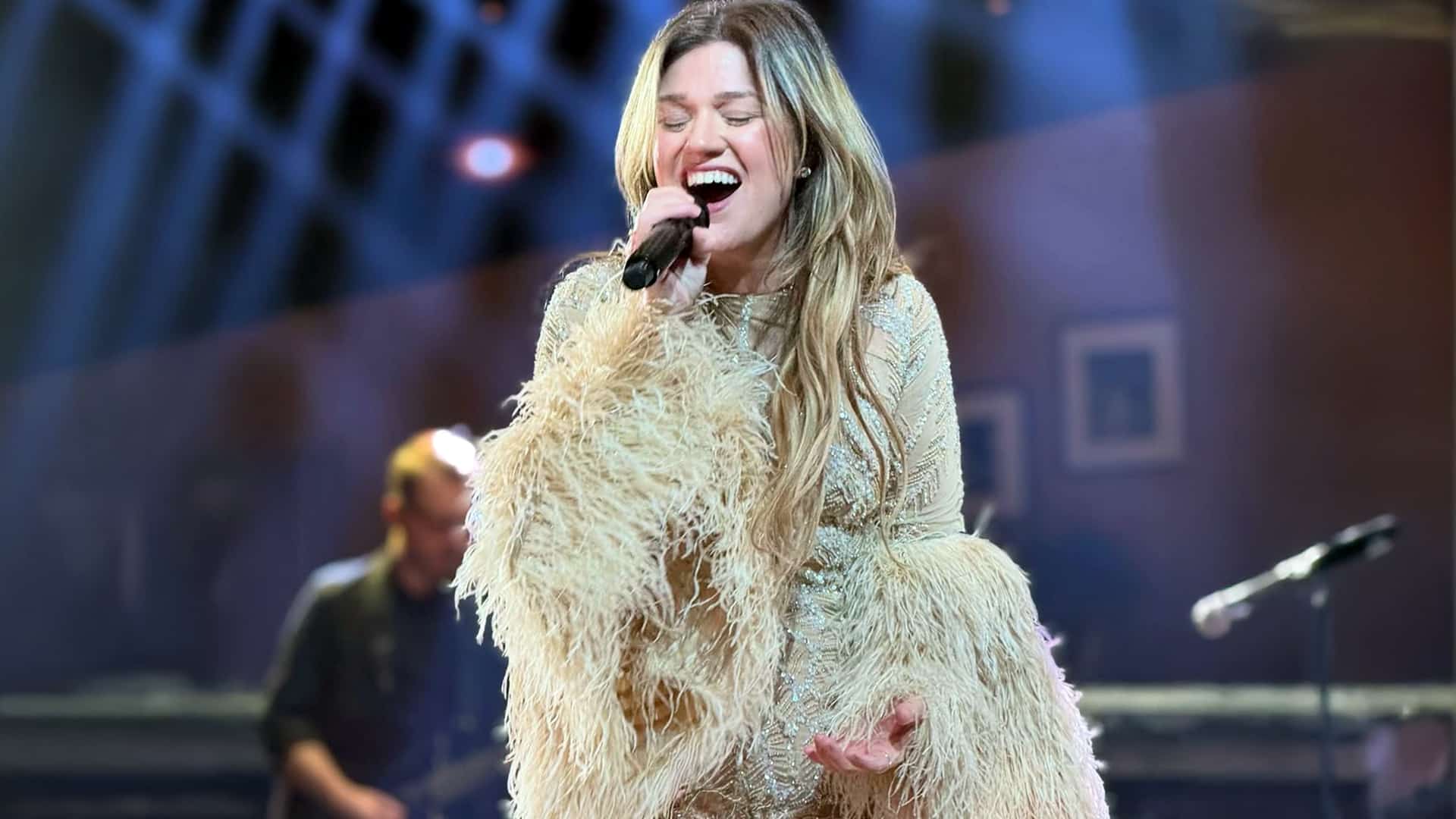 Kelly Clarkson sings passionately onstage in Vegas, fulfilling Dolly Parton’s special request with her stunning cover of “I Will Always Love You.”