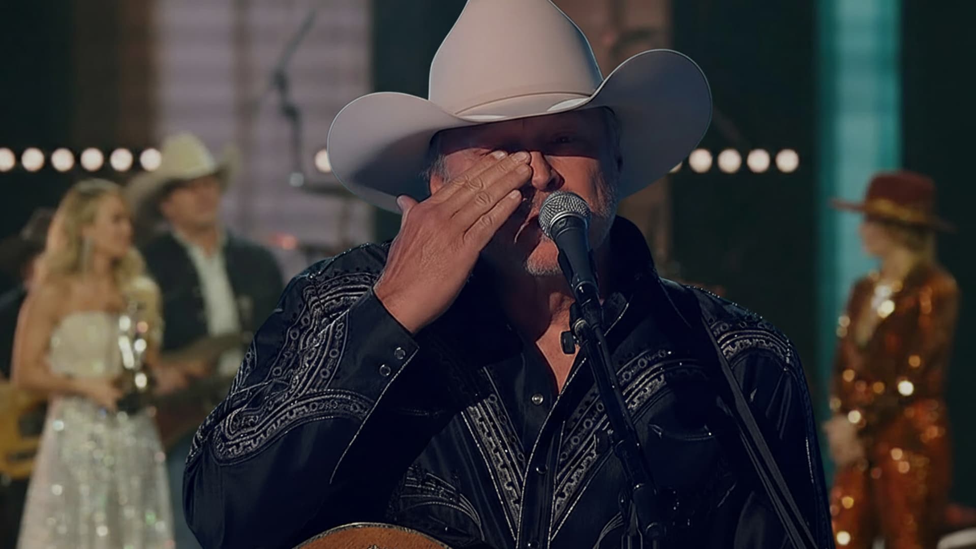 Alan Jackson wipes away tears during a moving CMA Awards tribute as Carrie Underwood, Dierks Bentley, Jon Pardi, and Lainey Wilson honor his legendary career.