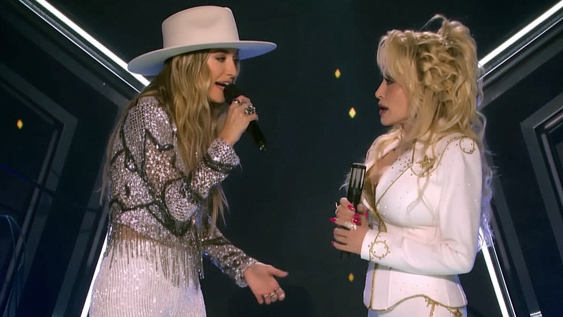 Dolly Parton joins Lainey Wilson for a stunning live duet of I Will Always Love You at Dolly’s Pet Gala, blending classic and modern country voices.