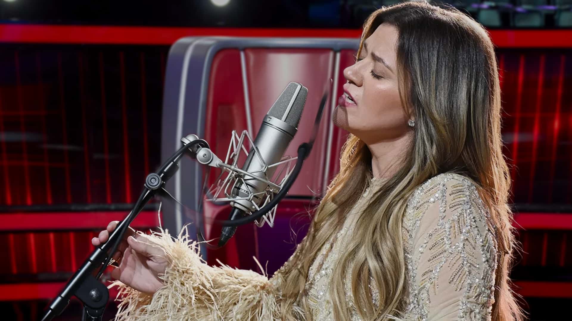 Kelly Clarkson singing onstage as she steps back from season 29 amid grieving personal loss.
