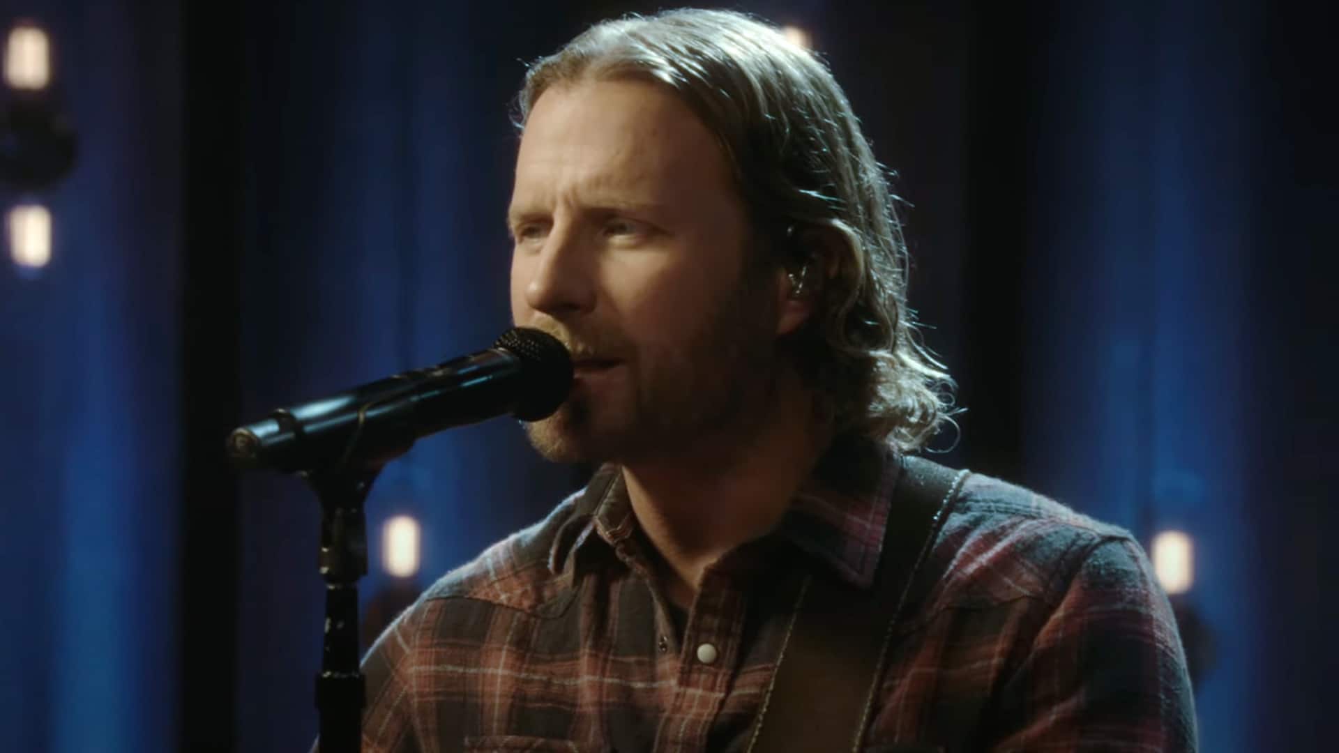 Dierks Bentley delivers a heartfelt Keith Whitley tribute, performing “I’m No Stranger to the Rain” onstage.