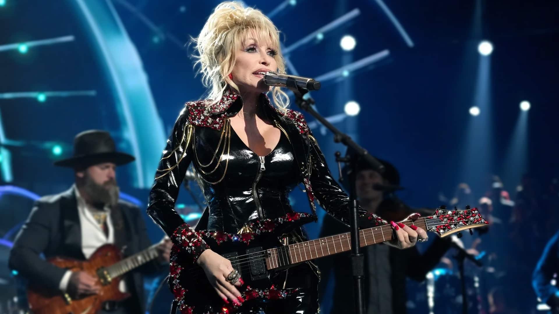 Dolly Parton sings under the spotlight, sharing a funny memory of Carl Dean’s playful onstage prank that almost landed him in jail.
