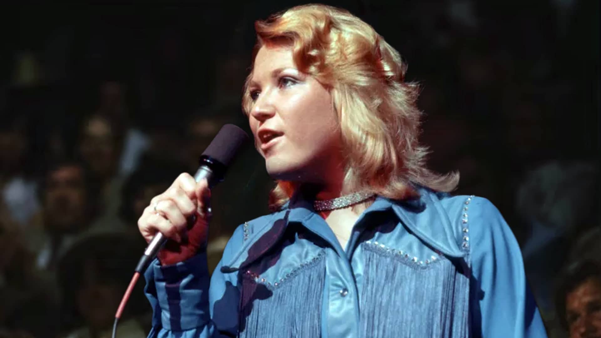 Tanya Tucker performing “Delta Dawn” as a young teen in the 1970s, the song that launched her legendary country music career at just 13.