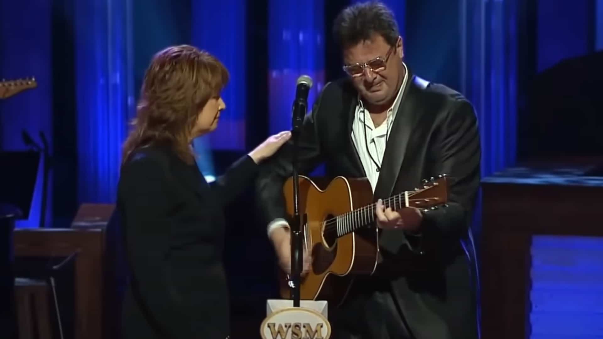 Vince Gill breaks down in tears while performing “Go Rest High on That Mountain” with Patty Loveless’ support at George Jones’ funeral.