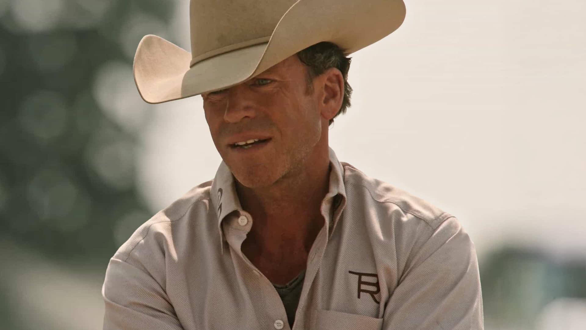 Filmmaker and Yellowstone creator Taylor Sheridan in a cowboy hat, representing his rugged style as he exits Paramount for NBCUniversal amid leadership clashes.