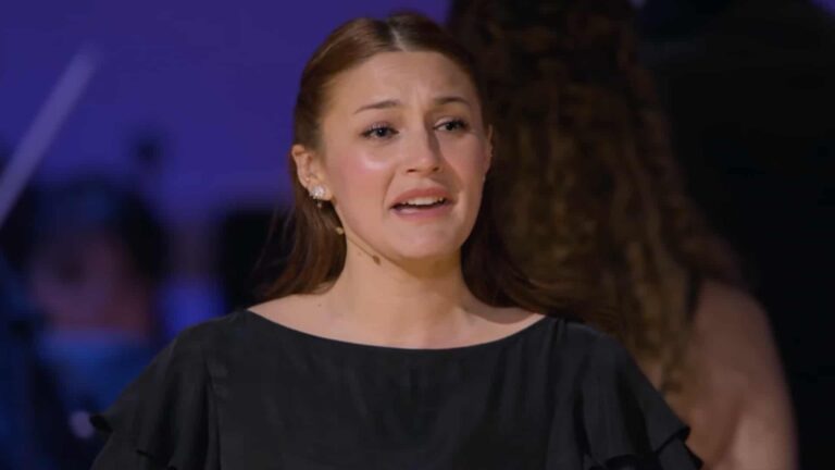Gracie McGraw performs an emotional rendition of “My Buddy” on stage in a black dress during PBS’s Veterans Day special, honoring soldiers with a heartfelt tribute.