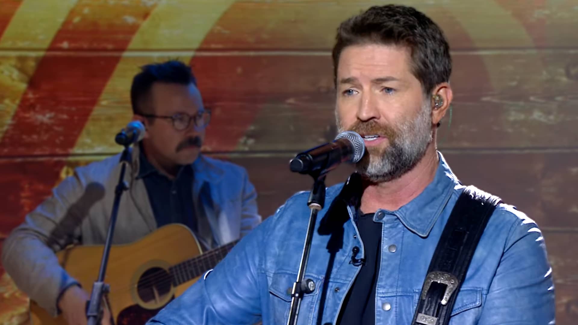 Josh Turner performing “Unsung Hero” onstage, honoring his WWII veteran grandfather with a heartfelt country tribute.