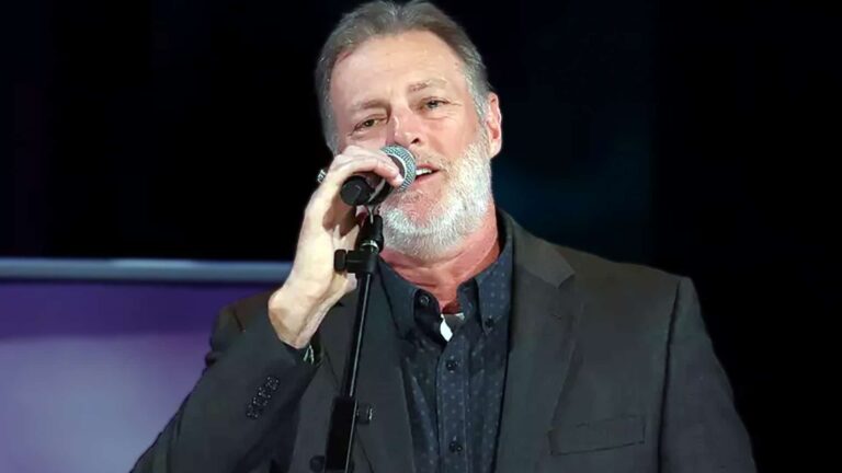 Country singer Darryl Worley sings passionately live in a black jacket, sharing heartfelt grief over the sudden death of his loyal tour manager and Vietnam veteran friend Joe Morris after two decades of brotherhood and shared road life in 2025.