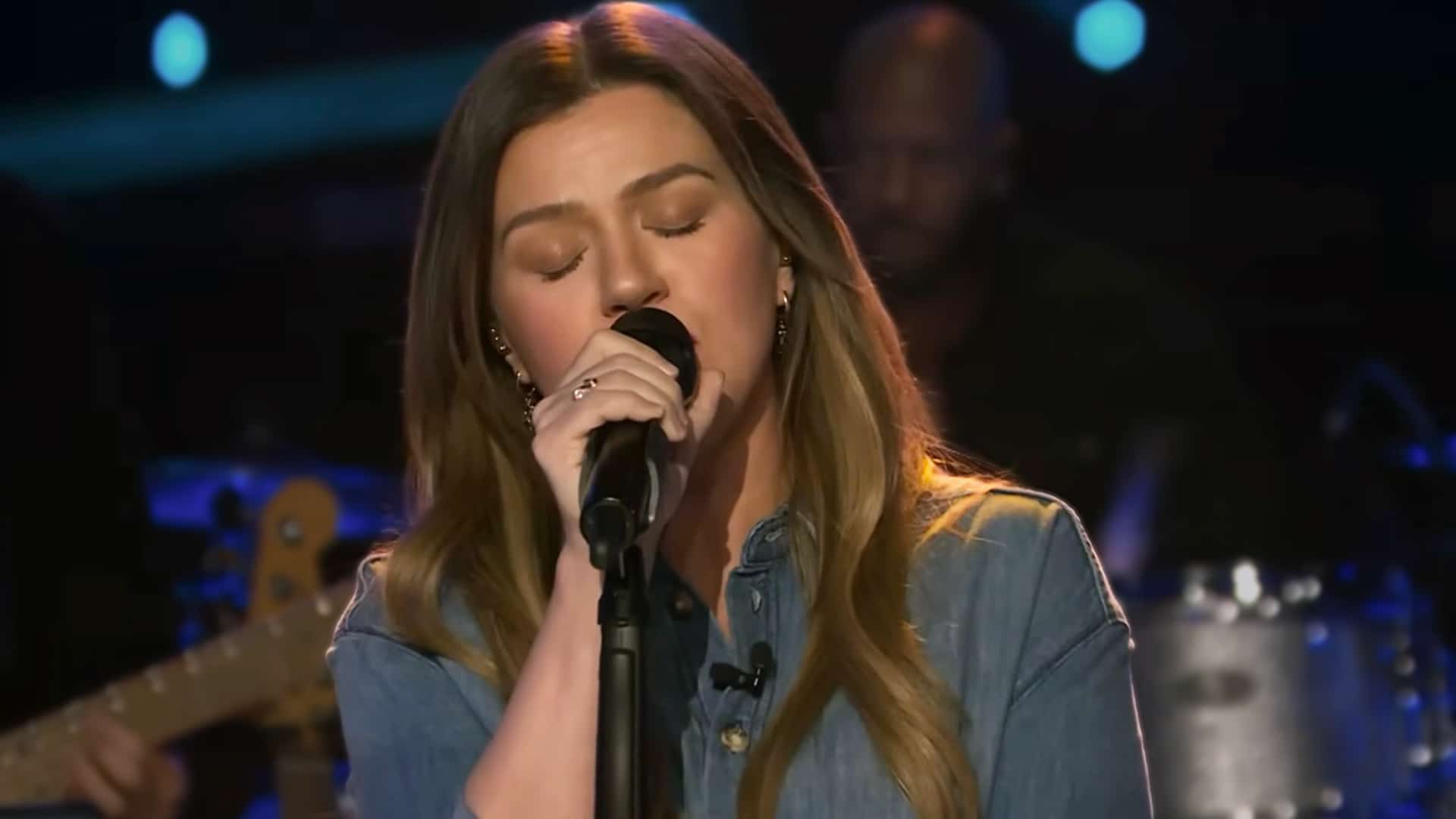 Kelly Clarkson delivers a jaw-dropping Kellyoke performance of Ella Langley's "Weren't For The Wind" on The Kelly Clarkson Show, eyes closed and pouring raw emotion into the mic while wearing a denim shirt, sparking massive fan demands for her long-awaited country album in 2025.